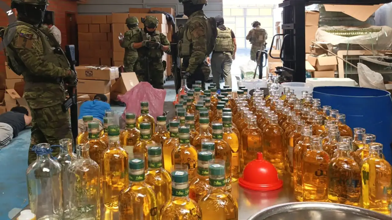 Desarticulan red de licor adulterado vinculada a "Los Lobos" en Quito
