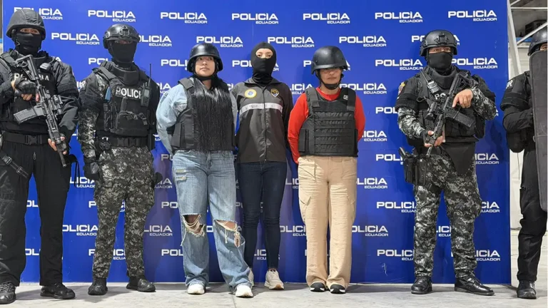 Llegan a Ecuador esposa e hija de alias "Fito" Expulsadas de Colombia