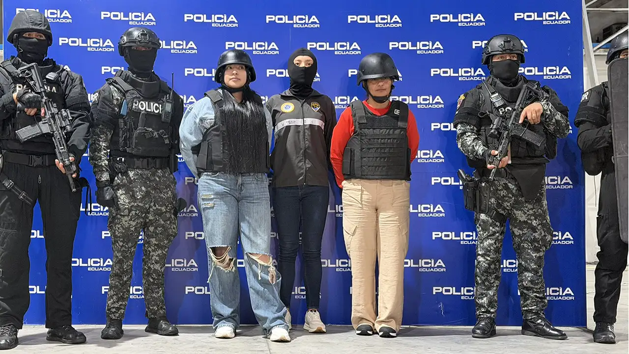 Llegan a Ecuador esposa e hija de alias "Fito" Expulsadas de Colombia