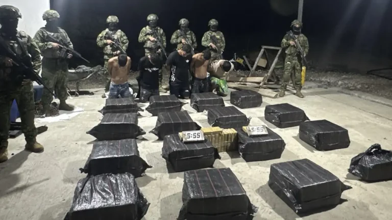 Operativo deja cinco detenidos y media tonelada de cocaína incautada en Santa Elena