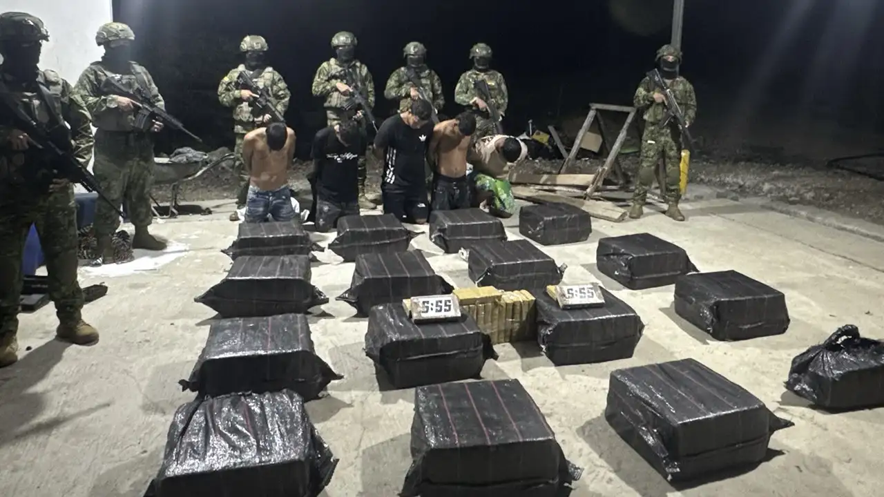 Operativo deja cinco detenidos y media tonelada de cocaína incautada en Santa Elena