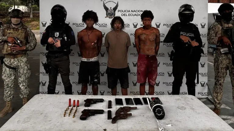 Operativo militar captura a tres sujetos, decomisa armas y celulares en la Isla Vargas Torres