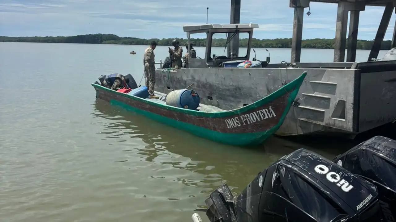 Armada intercepta embarcación con combustible ilegal en Limones