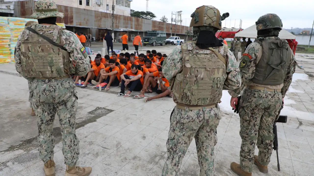 Bloque de Seguridad trasladó a 300 PPL de Esmeraldas N.º 2 a Guayas N.º 1