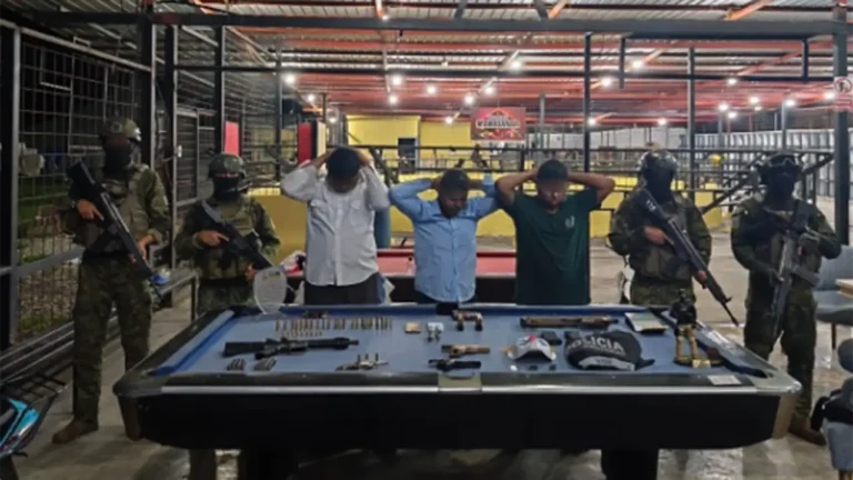 Ejército Ecuatoriano decomisa arsenal y detiene a sospechosos en Milagro