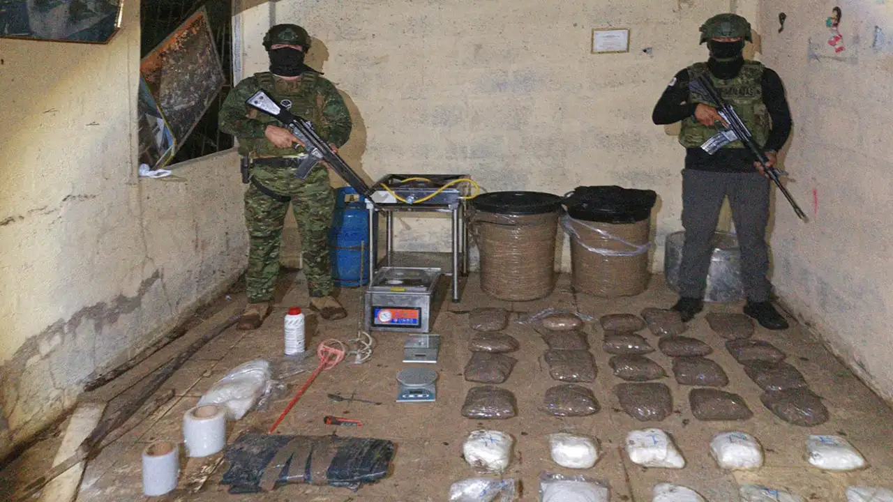 Incautan droga y equipo en laboratorio clandestino de "Los Choneros" en El Empalme