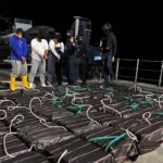 La Armada interceptó narco lancha con 55 bultos frente a las costas de Manta