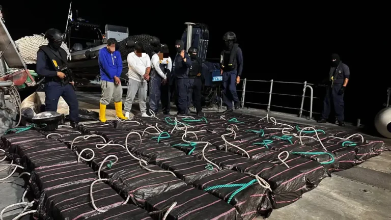 La Armada interceptó narco lancha con 55 bultos frente a las costas de Manta