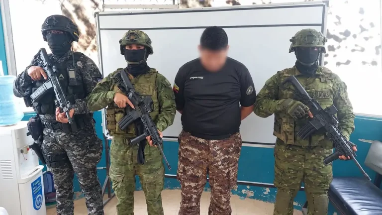 Operativo en CPL Esmeraldas halla droga a un guardia penitenciario